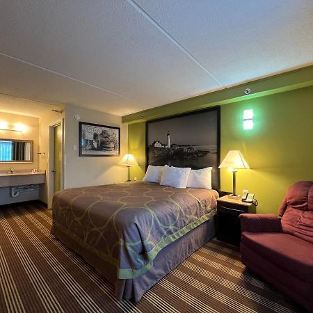 Super 8 by Wyndham Bangor Hotel Bagian luar foto