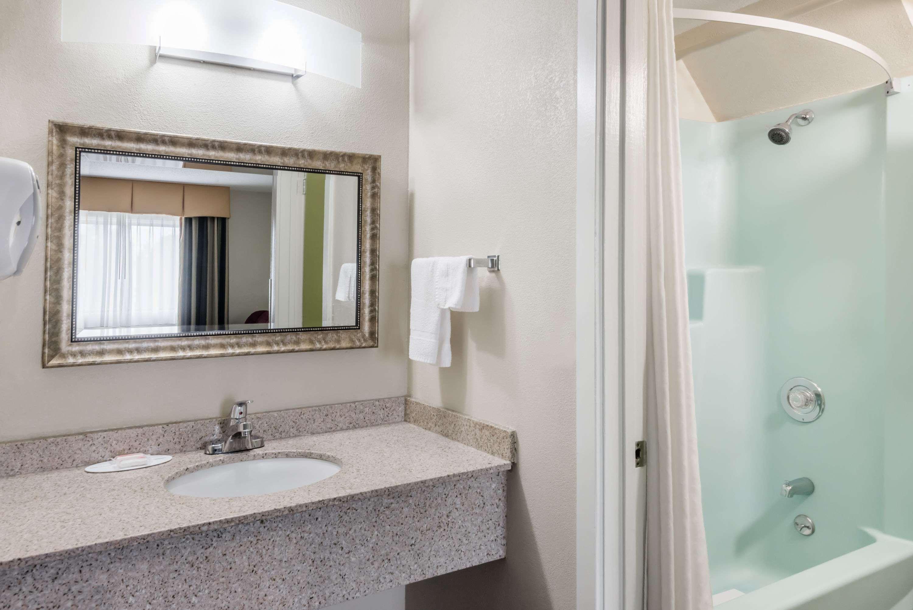 Super 8 by Wyndham Bangor Hotel Bagian luar foto