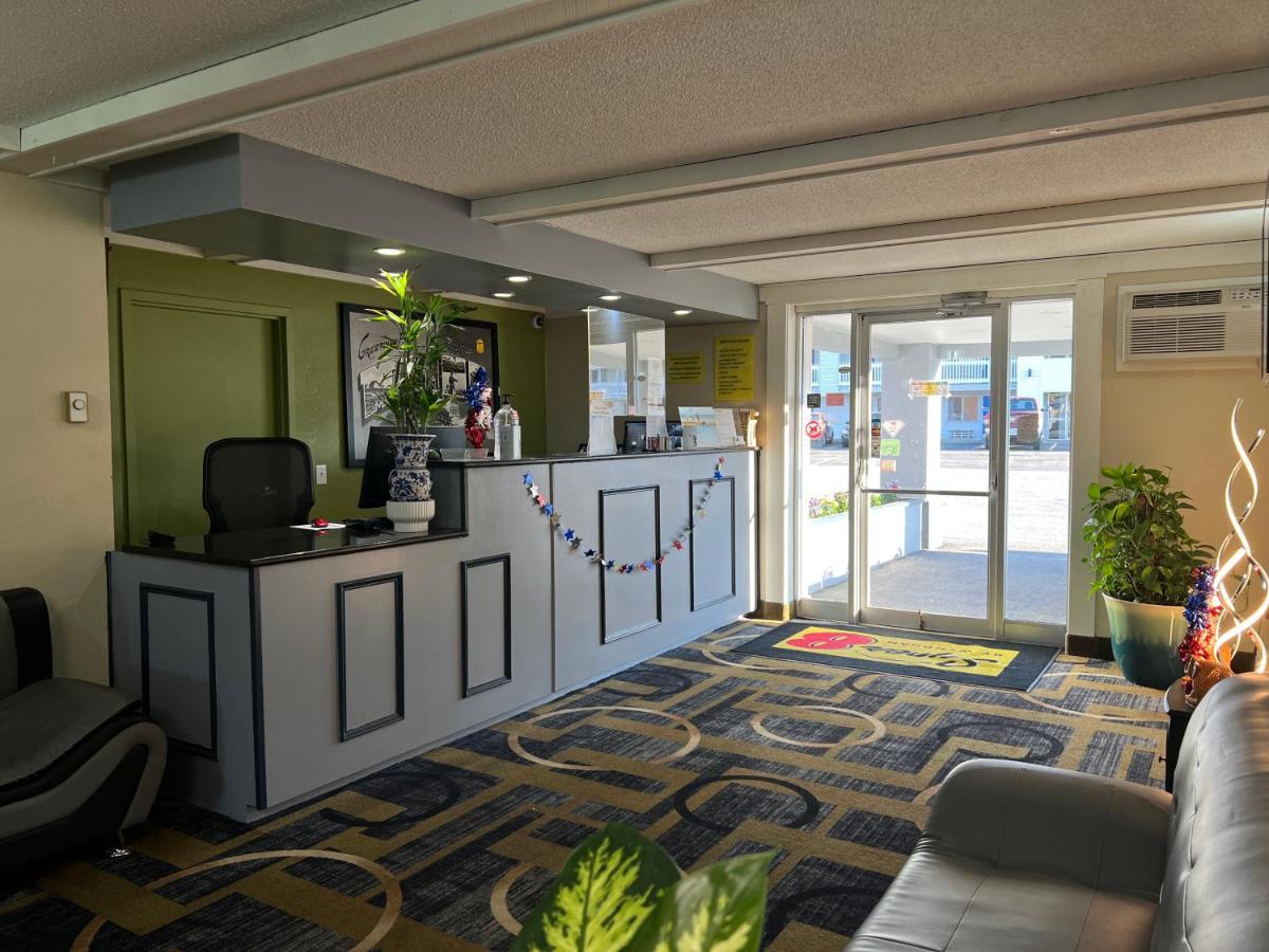 Super 8 by Wyndham Bangor Hotel Bagian luar foto
