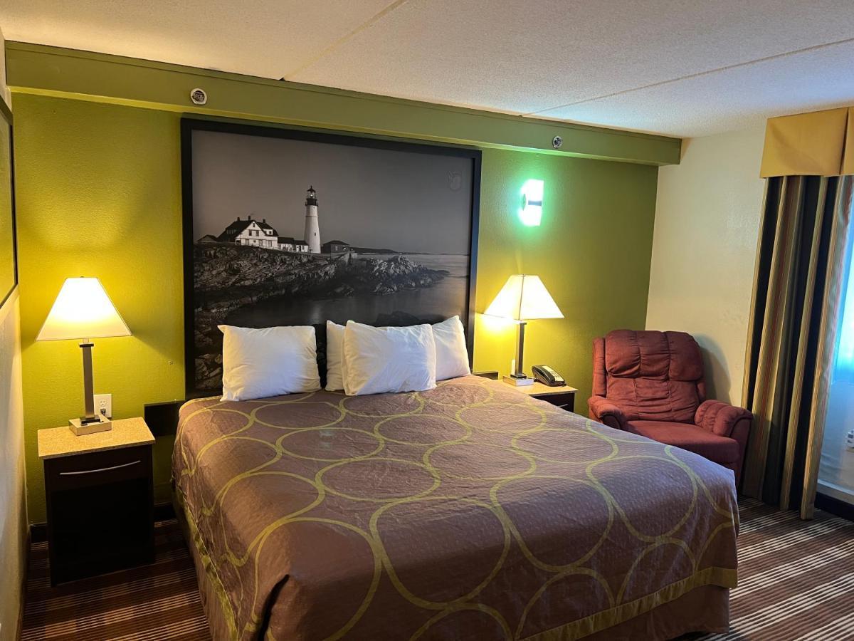Super 8 by Wyndham Bangor Hotel Bagian luar foto