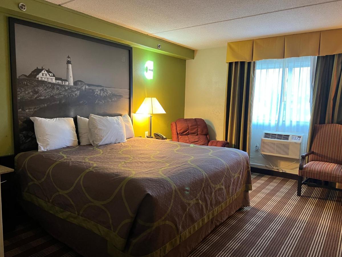 Super 8 by Wyndham Bangor Hotel Bagian luar foto