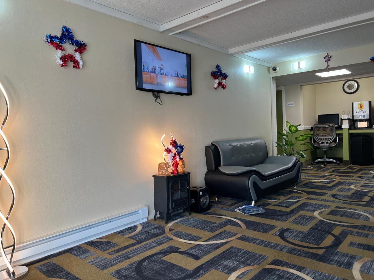Super 8 by Wyndham Bangor Hotel Bagian luar foto