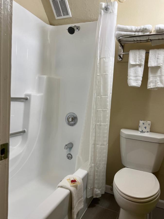 Super 8 by Wyndham Bangor Hotel Bagian luar foto