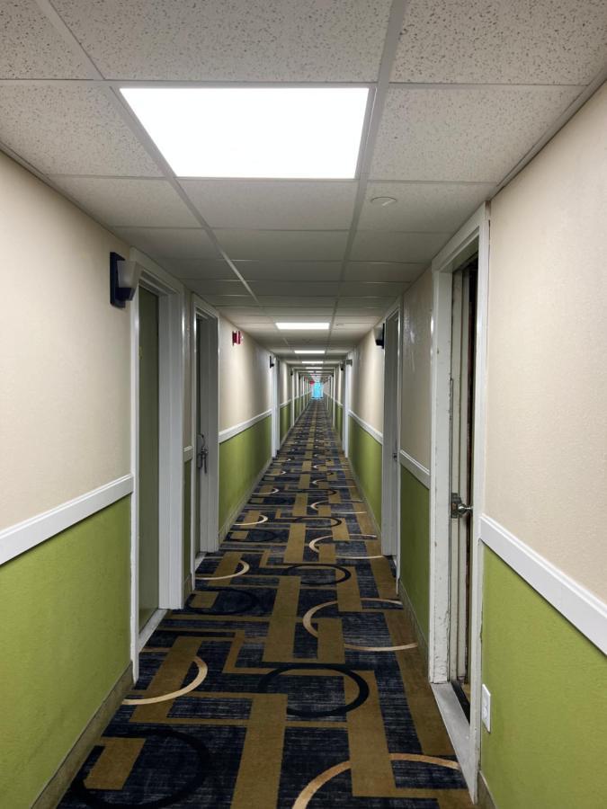 Super 8 by Wyndham Bangor Hotel Bagian luar foto