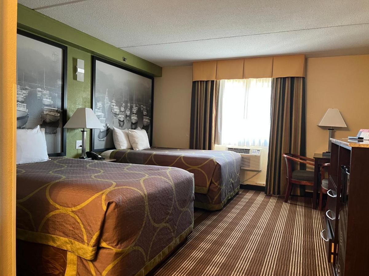 Super 8 by Wyndham Bangor Hotel Bagian luar foto