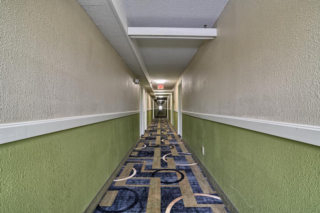 Super 8 by Wyndham Bangor Hotel Bagian luar foto