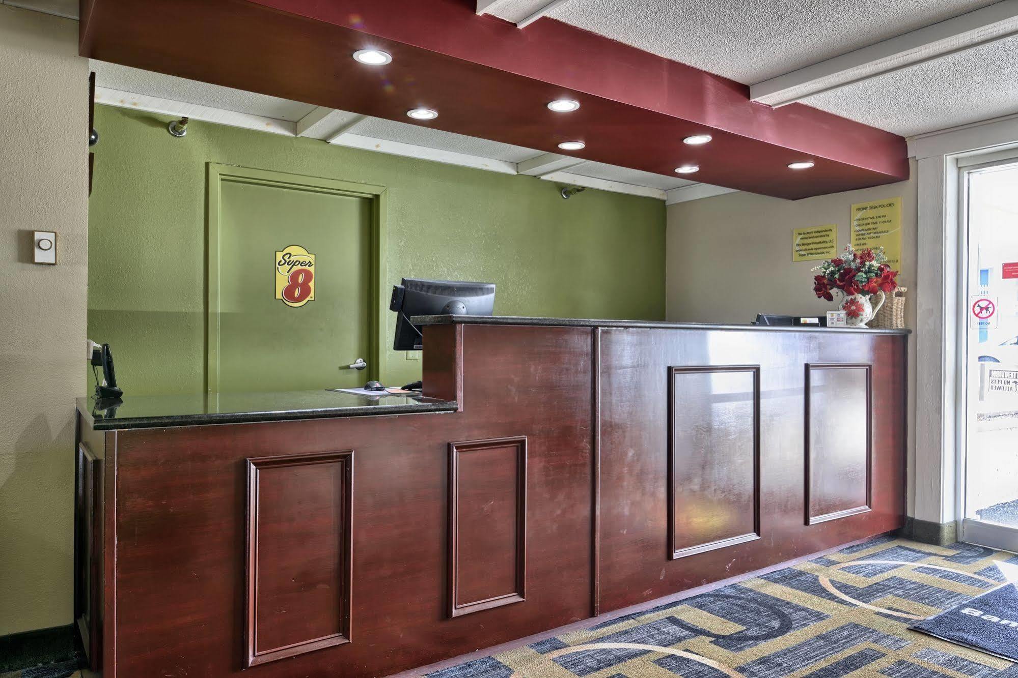 Super 8 by Wyndham Bangor Hotel Bagian luar foto