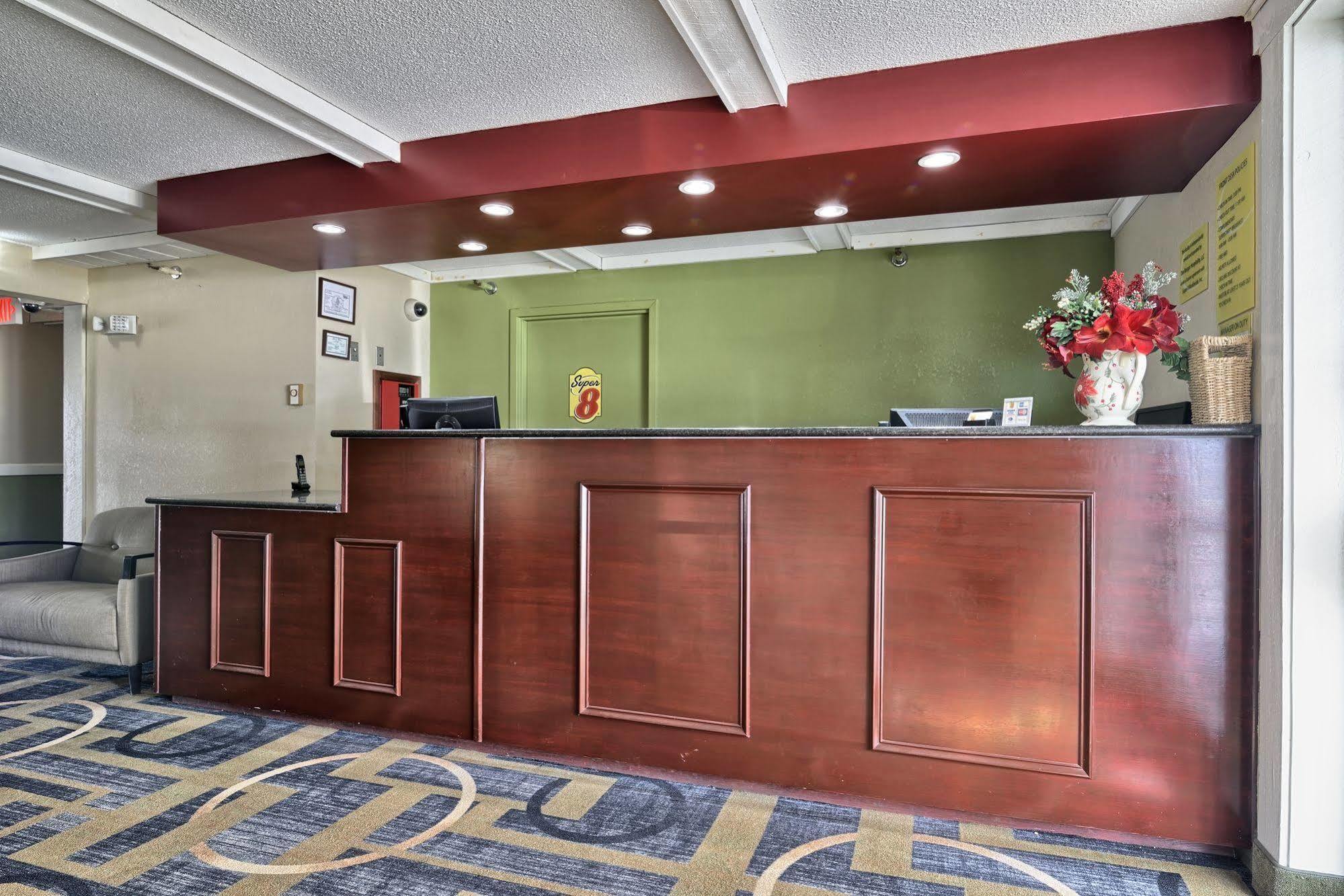 Super 8 by Wyndham Bangor Hotel Bagian luar foto